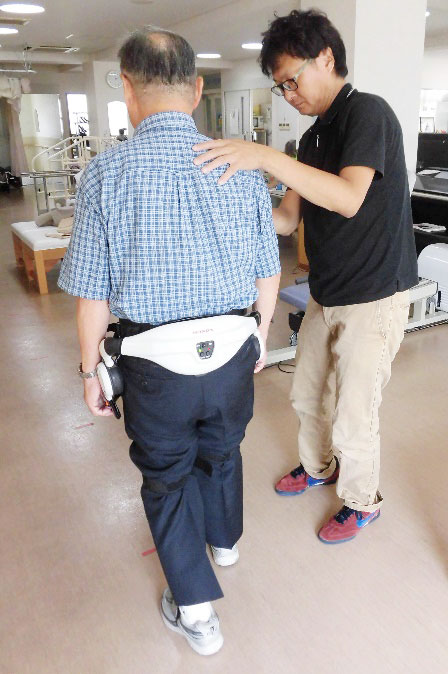 ホンダの最新機器・歩行アシストを使った歩行訓練〉